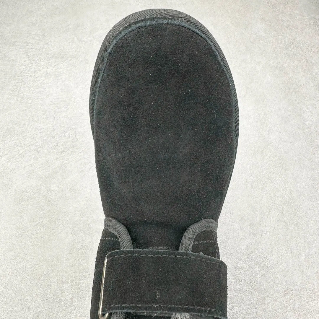 Pick up locally 💰600 UGG 0554 Autumn and winter sheepskin and fur one-piece snow boots with double buckles. All shoes are made from the same factory as ZP. Longfeng A-grade Australian imported sheepskin and fur one-piece Velcro women's boots. Brand OEM production line. Fully follow the ZP process. OEM original pattern maker. Adhering to the principle of no original shoes and no development selection. Pay attention to every detail. The most authentic version on the market. TREADLITE "Light Wing" technology outsole. Lightweight/durable/flexible/pile size: 35 36 37 38 39 40 Coding: by3936030